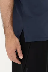 Remera deportiva azul marino de corte clásico, confeccionada en tejido de poliamida y elastano con tecnología drifit y protección UV50+.