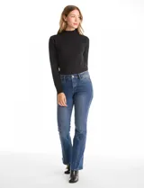 Jean bootcut marca Royalty, color azul medio, con costura vertical decorativa en el frente de cada pierna. Presenta cierre y botón frontal, pasadores para cinturón y bolsillos funcionales.