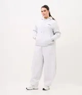 Buzo deportivo con capucha gris melange, con cordones ajustables blancos, bolsillo tipo canguro y pequeño estampado tipográfico en el pecho con la inscripción 'Wellness Club'.