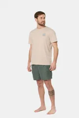 Short de baño cargo color verde militar, de diseño liso con bolsillo lateral con tapa.