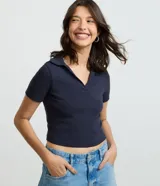 Blusa polo de manga corta y cuello en V, confeccionada en tejido rib de algodón con elastano. Marca Blue Steel.