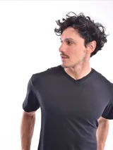 Remera blanca de corte regular con cuello en V y mangas cortas.