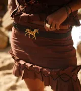 Cinturón de cuero marrón con hebilla metálica dorada en forma de caballo.