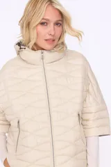 Campera negra corta con cuello alto, cierre frontal con cremallera y mangas 3/4.