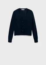 Cardigan de punto fino con cuello en pico y cierre frontal con botones. Presenta un diseño recto y mangas largas.