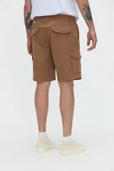 Bermuda cargo de gabardina color tostado, con bolsillos laterales y bolsillos cargo con solapa en las piernas. Calce relajado.