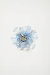 Hebilla pin para el pelo con diseño de flor grande en tonos celeste y blanco.