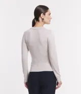 Blusa de punto ajustada color negro, con cuello polo y escote pronunciado en V. Presenta un tejido acanalado vertical en el torso y mangas largas.