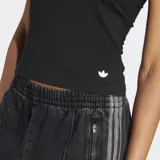 Musculosa negra ajustada con cuello cuadrado y logo pequeño bordado en el frente.