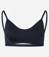 Top deportivo Get Over en poliamida color negro, con tirantes finos, escote en V y copas removibles.