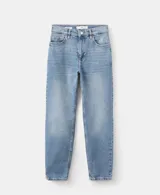 Jeans de tiro medio color azul claro, corte recto y estilo clásico.