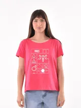 Remera rosa con estampado del signo zodiacal Aries en color blanco.