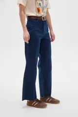 Pantalón jean de corte ancho, tiro alto y diseño recto.
