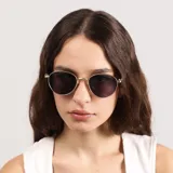 Lentes de sol con marco metálico negro y cristales oscuros de forma ovalada. Cuentan con protección UV400.