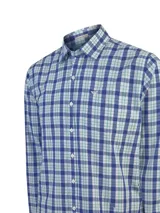 Camisa de manga larga RKF modelo Lighter, confeccionada en algodón orgánico con diseño de cuadros en tonos azules, blancos y verdes. Presenta cuello camisero, cierre frontal con botones, un bolsillo en el pecho con el logo bordado de la marca y puños abotonados.