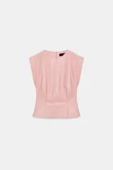 Top de cuello redondo y manga sisa color rosado con acabado efecto piel, de corte entallado en la cintura y pliegues en los hombros.