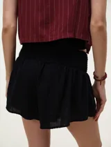Short de algodón color blanco, de corte relajado, con cintura elastizada tipo smock.