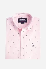 Camisa de manga corta color rosado con estampado de pequeños cactus. Confeccionada en tejido de rayón y spandex, cuenta con cuello clásico y cierre frontal abotonado.