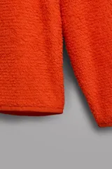 Sudadera de corte regular fit confeccionada en tejido polar con textura efecto pelo. Presenta cuello subido con capucha integrada, manga larga ranglán y acabados con cinta elástica. El bajo es asimétrico, siendo más largo en la parte posterior.