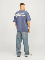 Camiseta azul de manga corta y cuello redondo con estampado pequeño en el pecho.