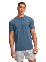 Remera deportiva Under Armour de manga corta, confeccionada en tejido de punto suave con tecnología sin costuras para evitar rozaduras. Presenta un diseño técnico con zonas de ventilación estratégicas y logotipos iridiscentes en el pecho.