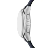 Reloj analógico Emporio Armani modelo Dario con caja de acero inoxidable, esfera azul con acabado sunray, subesferas de cronógrafo, fechador y correa de cuero azul.