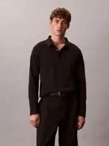 Chomba de manga larga Calvin Klein confeccionada en algodón interlock, con cuello clásico, cartera con botones y logo bordado sutilmente en el pecho.