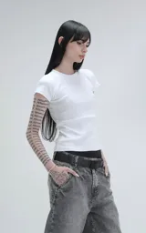 Remera de manga corta y cuello redondo, confeccionada en tejido ribb de algodón. Presenta un corte ajustado al cuerpo y largo hasta la cadera.