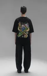 Remera negra de corte oversize con estampa frontal a todo color de personajes de Dragon Ball montados sobre el dragón Shenlong.
