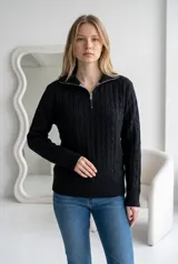 Sweater de punto gris con diseño de ochos verticales, cuello alto con cierre frontal y mangas largas con puños acanalados.