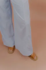 Pantalon de silueta amplia y tiro medio, de color celeste, con bolsillos laterales y traseros, ideal para los dias de verano.