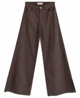 Jean de corte wide leg en color marrón tabaco, tiro medio y con aberturas laterales en el dobladillo inferior. Cuenta con bolsillos delanteros y traseros, presillas para cinto y cierre frontal con botón y cremallera.