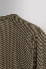 Camiseta técnica de entrenamiento Zara Athleticz, de corte regular, confeccionada en tejido ligero y elástico con textura de rayas horizontales. Presenta cuello redondo, mangas ranglán largas y detalle de logo estampado en el bajo.