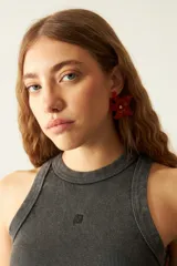 Musculosa gris acanalada con cuello redondo y bordado en el frente.