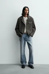 Blazer relaxed fit de piel con acabado ante, color gris oscuro. Cuello con solapas de muesca, manga larga, bolsillo de plastrón con solapa en el pecho y dos bolsillos de plastrón en la cadera. Cierre frontal de botonadura con botones claros.