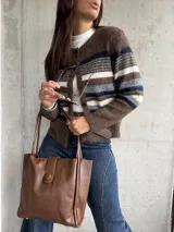 Saco tejido de punto con diseño a rayas horizontales en tonos marrón, blanco y gris. Presenta cuello redondo, cierre frontal con botones y mangas largas.