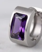 Aros de acero rectangulares con circonia en tono violeta en el centro.