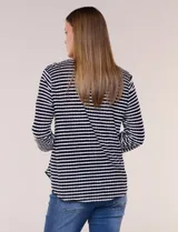 Remera de calce relajado y silueta fluida, con escote en V y mangas tres cuartos con presilla y botón. Diseño de rayas dispuestas en ángulo tipo espiga en el delantero y ruedo redondeado.