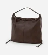 Bolso hobo grande desestructurado color marrón oscuro, con correa de mano y correa larga desmontable. Presenta cierres laterales ajustables con tiradores y cierre superior.