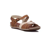 Sandalia de cuero para mujer, en combinación de colores marrón y beige, con diseño de tiras cruzadas en la parte delantera y tira con hebilla ajustable en el talón.