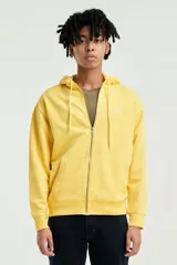 Buzo canguro con cierre frontal de Levi's, color amarillo con logo pequeño estampado en el pecho. Cuenta con capucha con cordones ajustables y bolsillos laterales.