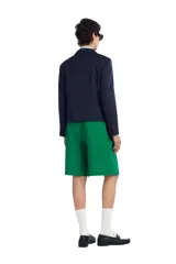 Bermuda cargo relaxed fit color azul marino, de tiro medio con pliegues frontales y presillas para cinturón. Cuenta con bolsillos laterales tipo cargo en las perneras y cierre frontal con cremallera y gancho metálico oculto.