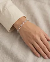 Pulsera de plata 925 con diseño de eslabones ovalados calados y textura sutil.