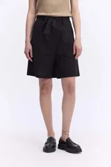 Bermuda de tiro alto color blanco, de calce amplio y diseño sastrero. Cuenta con pinzas delanteras y lazo ajustable en la cintura.