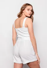 Short negro de lino con lazo en la cintura, bolsillos en el frente y terminación inferior arremangada.