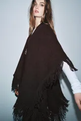 Capa abierta de punto con mezcla de lana, color marrón oscuro, con diseño de flecos en todo el borde inferior.
