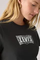 Remera de algodón color gris oscuro con cuello redondo y mangas cortas. Presenta el logo de la marca estampado en el frente con un diseño tipo bandana.