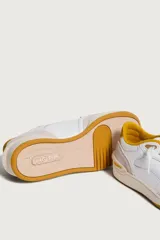 Zapatillas Hoff modelo Walkman, color blanco con detalles en beige y amarillo.