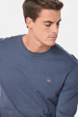 Remera básica de manga larga color gris oscuro, con cuello redondo y pequeño logo bordado en el pecho.