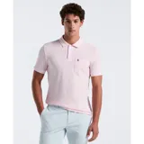 Chomba manga corta color rosa claro, con cuello clásico y tapeta de dos botones. Tiene un bolsillo de parche en el pecho con el logo bordado de la marca. El cuello y los puños tienen un ribete blanco en contraste.